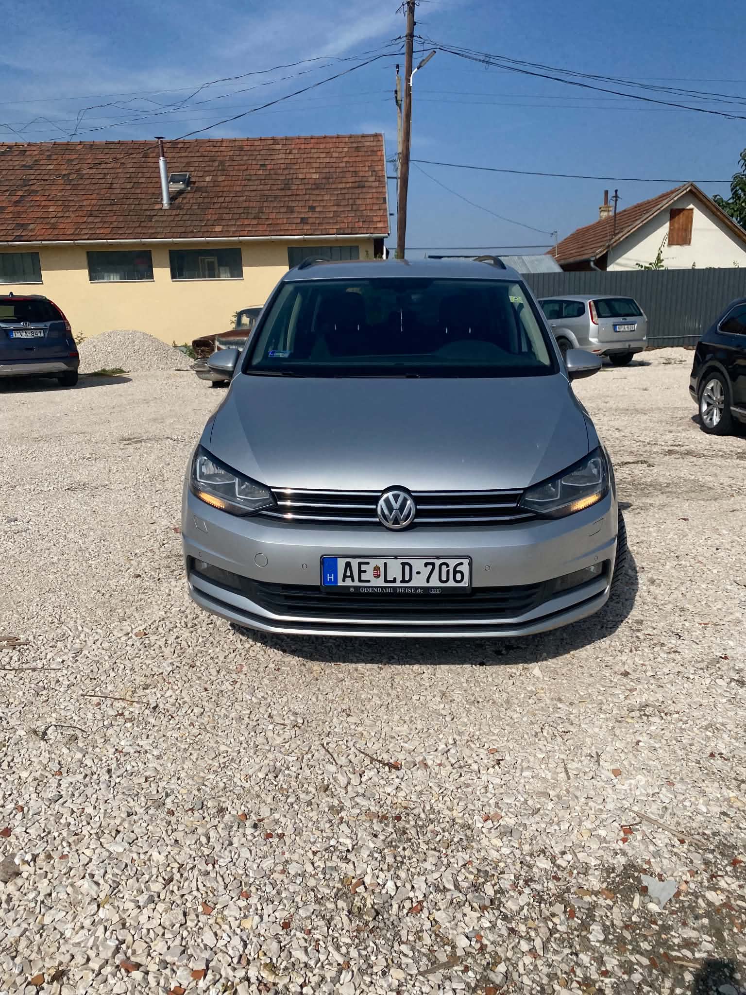 Ezüst Volkswagen Touran AutoRent bérautó