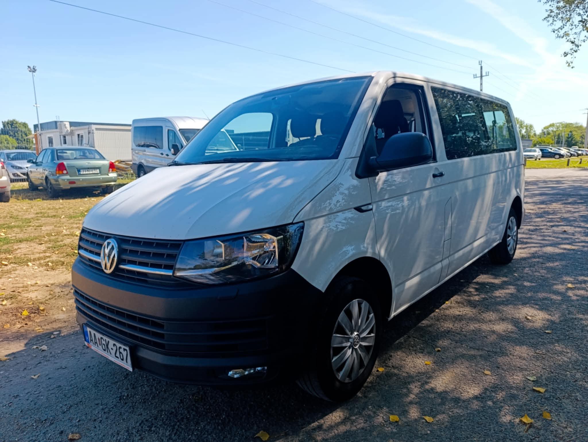 Fehér Volkswagen Transporter AutoRent bérautó