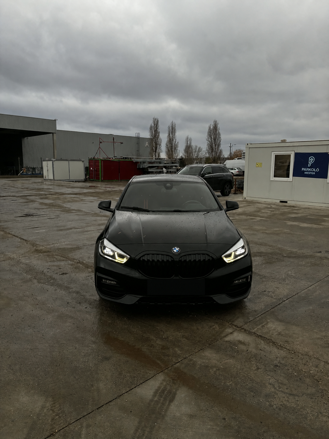 Fekete BMW 1-es AutoRent bérautó kitakart rendszámmal