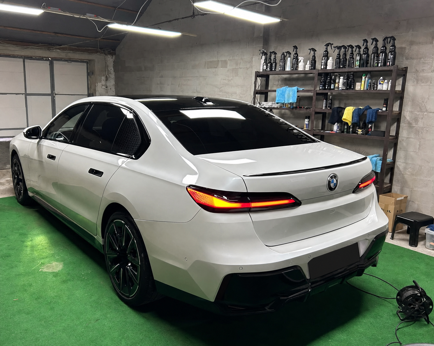 Fehér BMW 7-es AutoRent bérautó kitakart rendszámmal