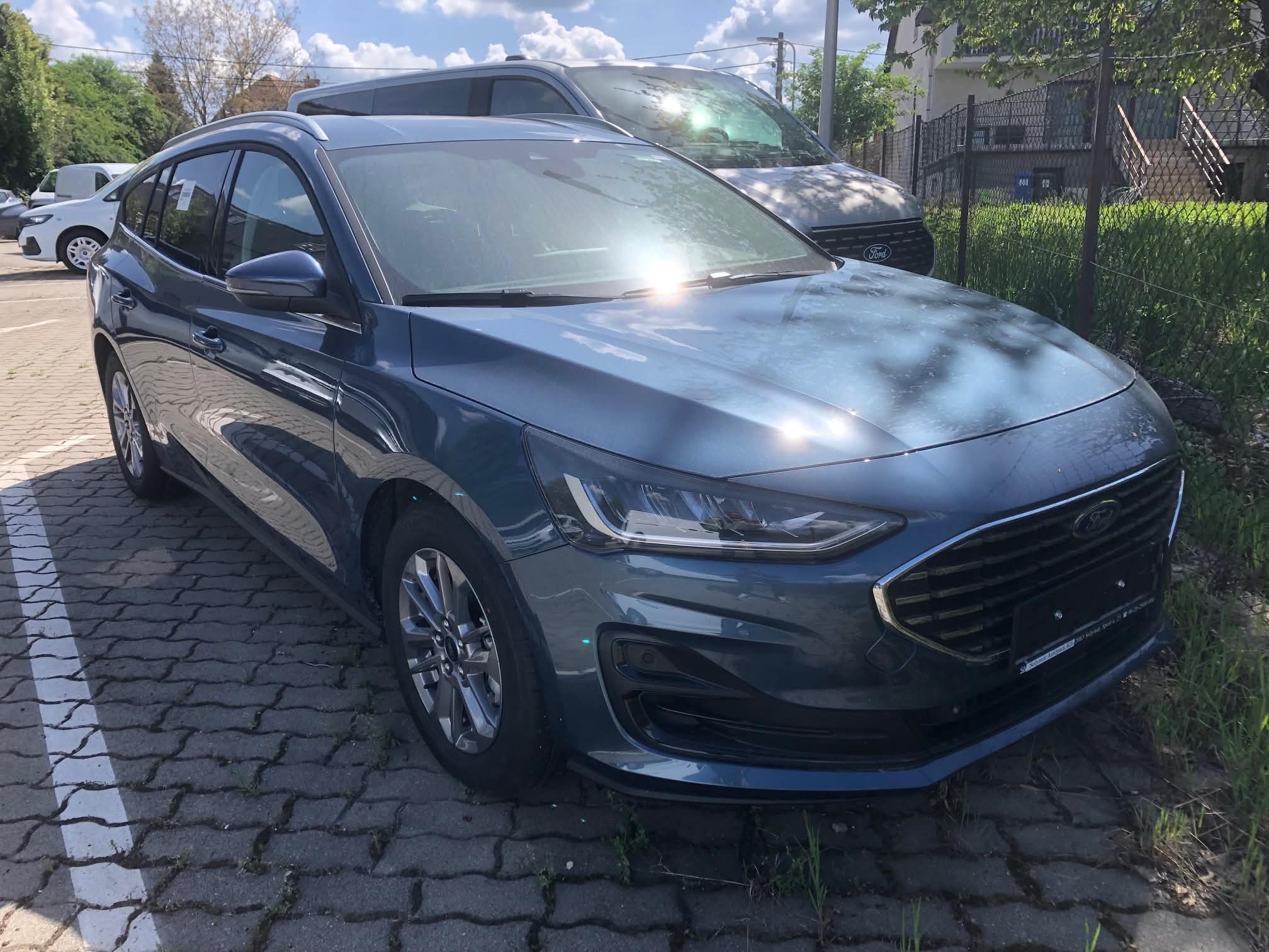 Kék Ford Focus kombi AutoRent bérautó kitakart rendszámmal