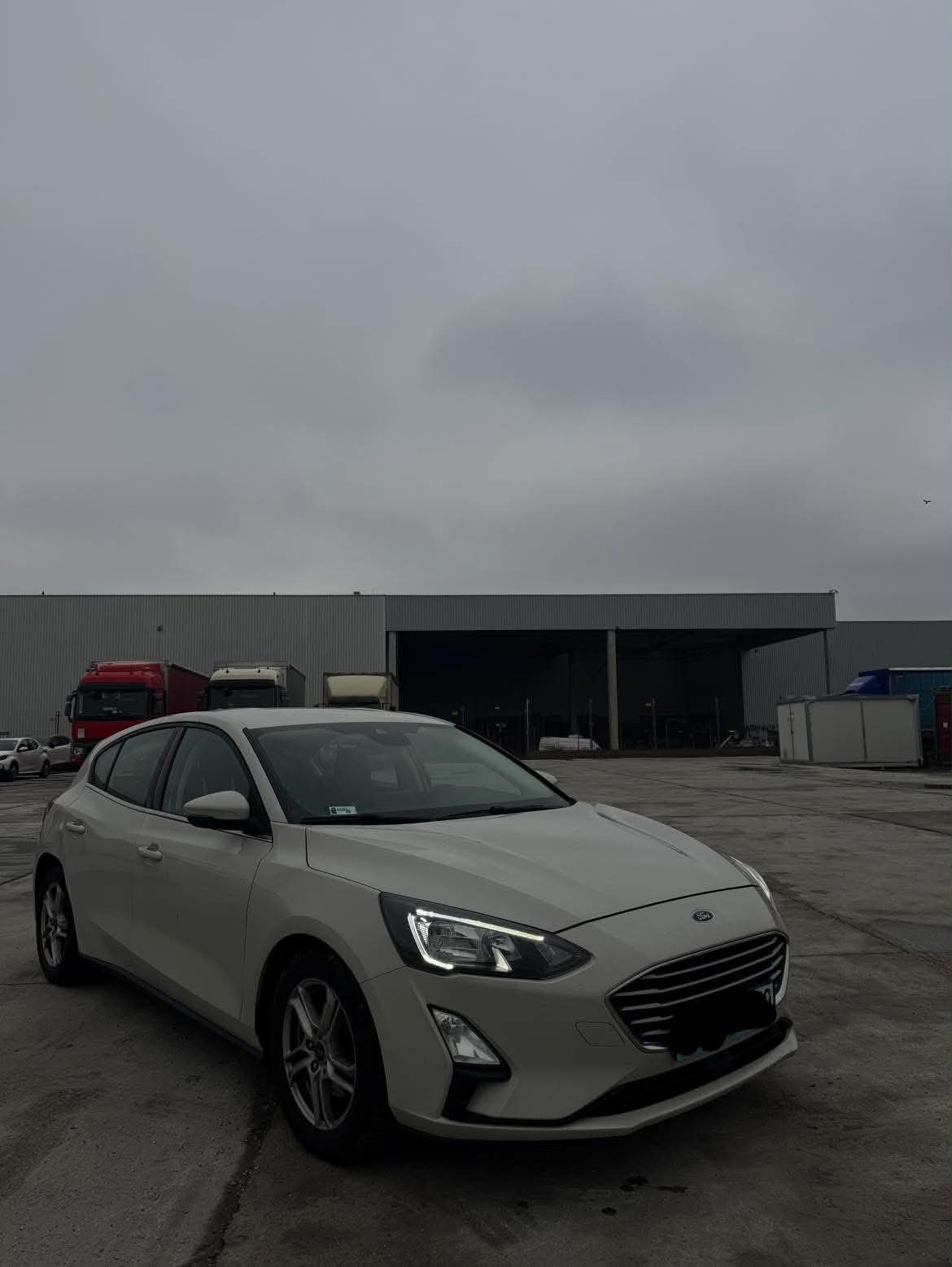 Fehér Ford Focus AutoRent bérautó kitakart rendszámmal