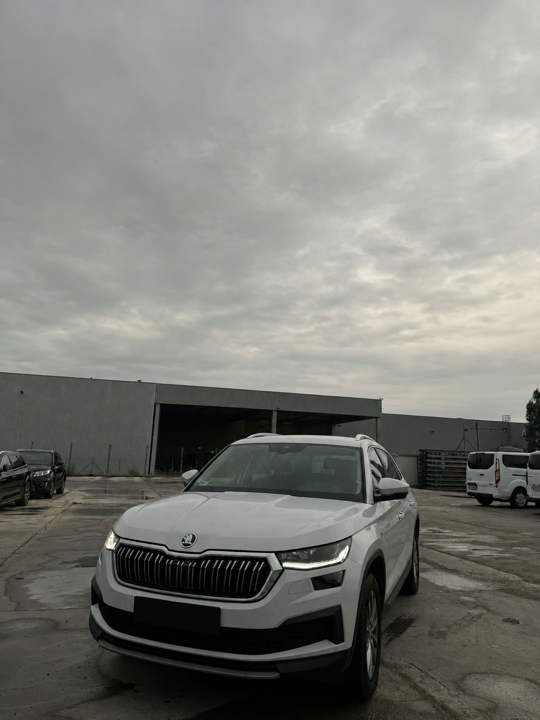 Fehér Škoda Kodiaq AutoRent bérautó kitakart rendszámmal