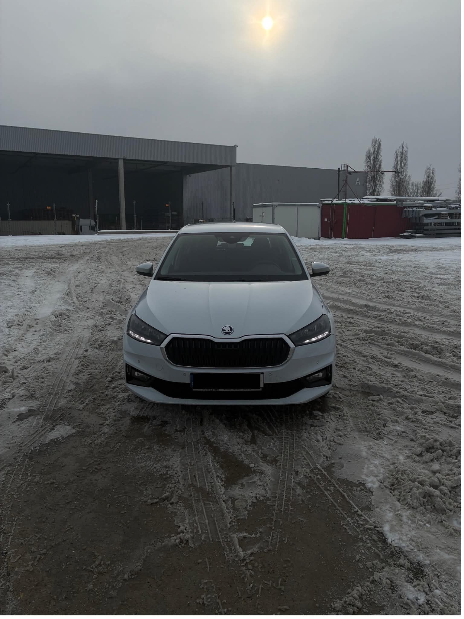 Világos Škoda Octavia AutoRent bérautó kitakart rendszámmal