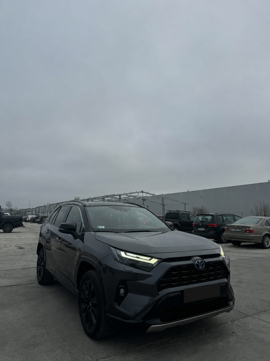 Sötétszürke Toyota RAV4 AutoRent bérautó kitakart rendszámmal